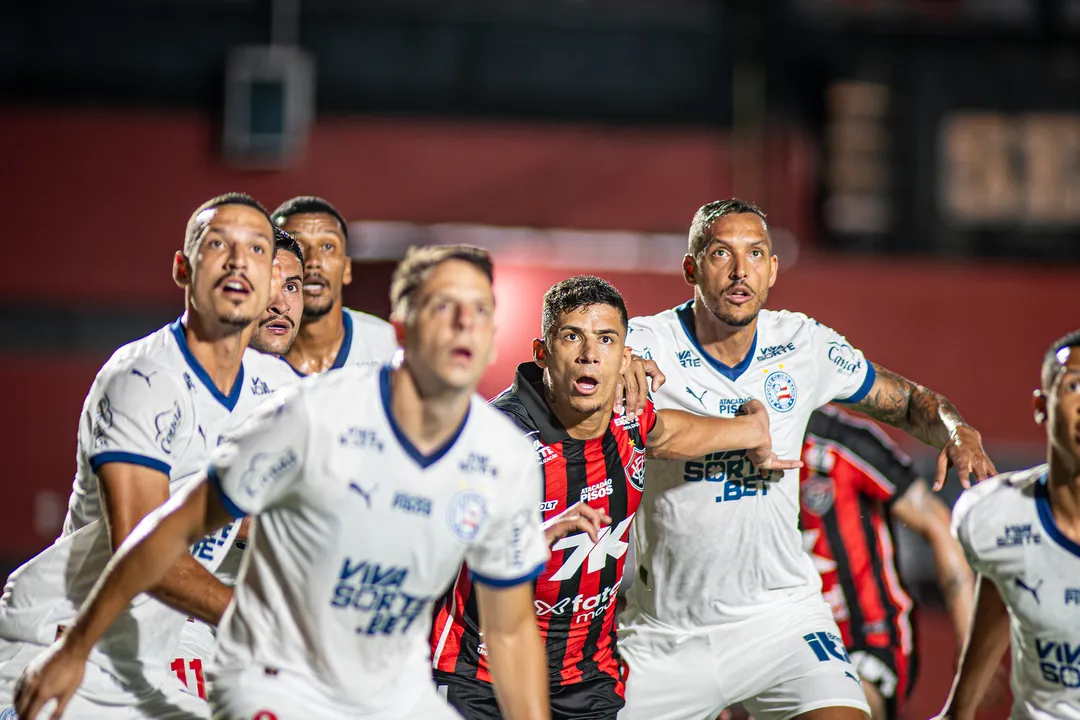 Jogadores do Bahia e do Vitória em disputa de bola