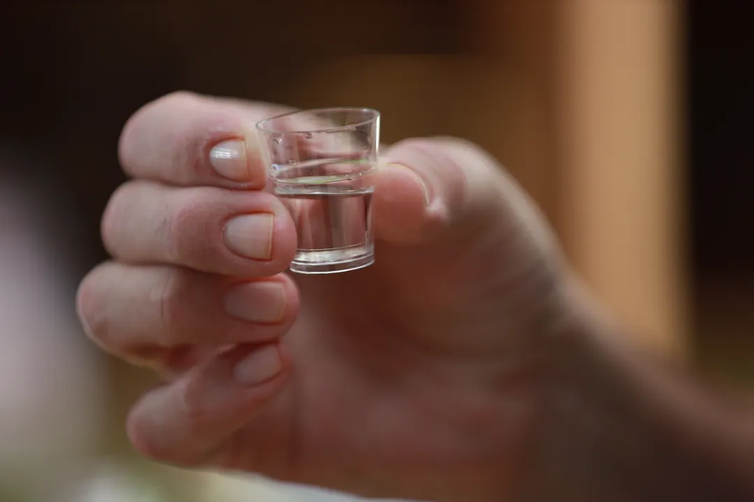 Polícia apura se substância tóxica foi misturada à cachaça oferecida por vizinho