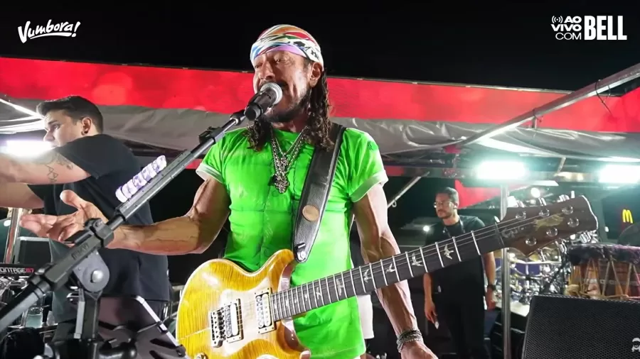 Imagem ilustrativa da imagem Bell Marques dá R$ 2 mil para ambulante que teve isopor quebrado