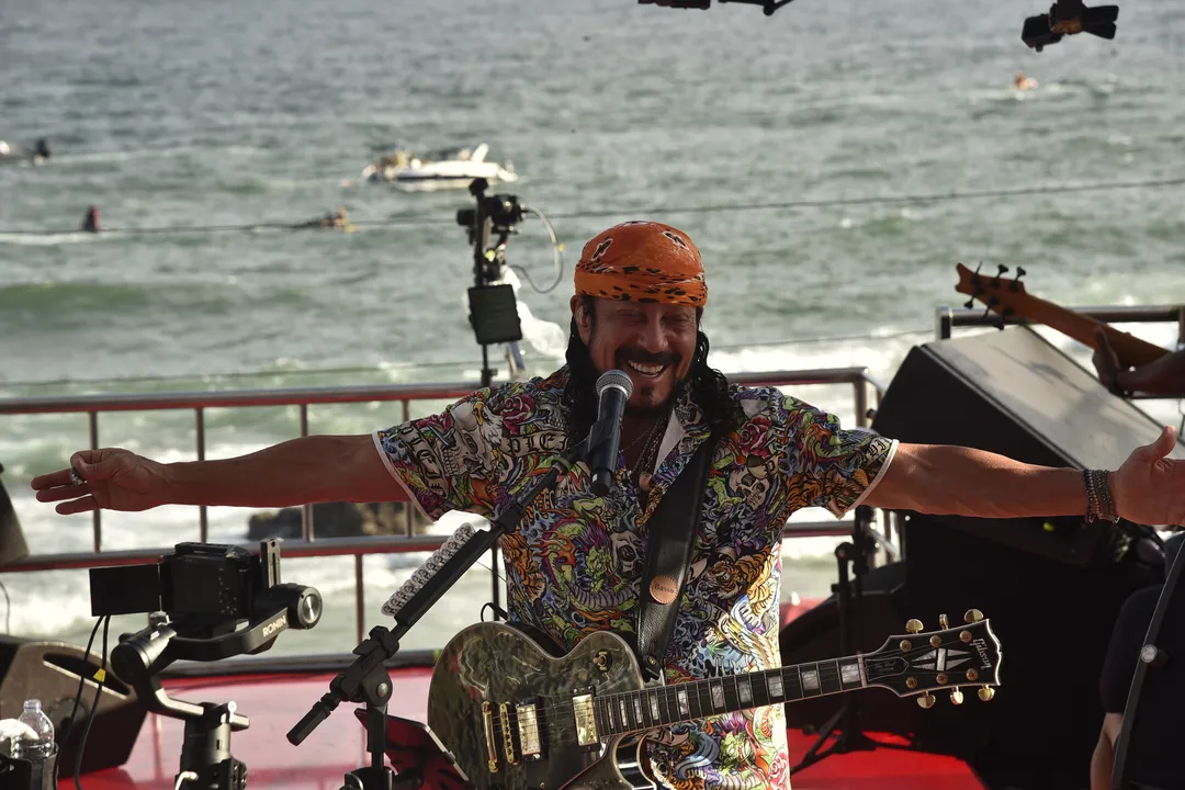 Bell Marques interrompeu o desfile do Bloco Camaleão após atitude de folião