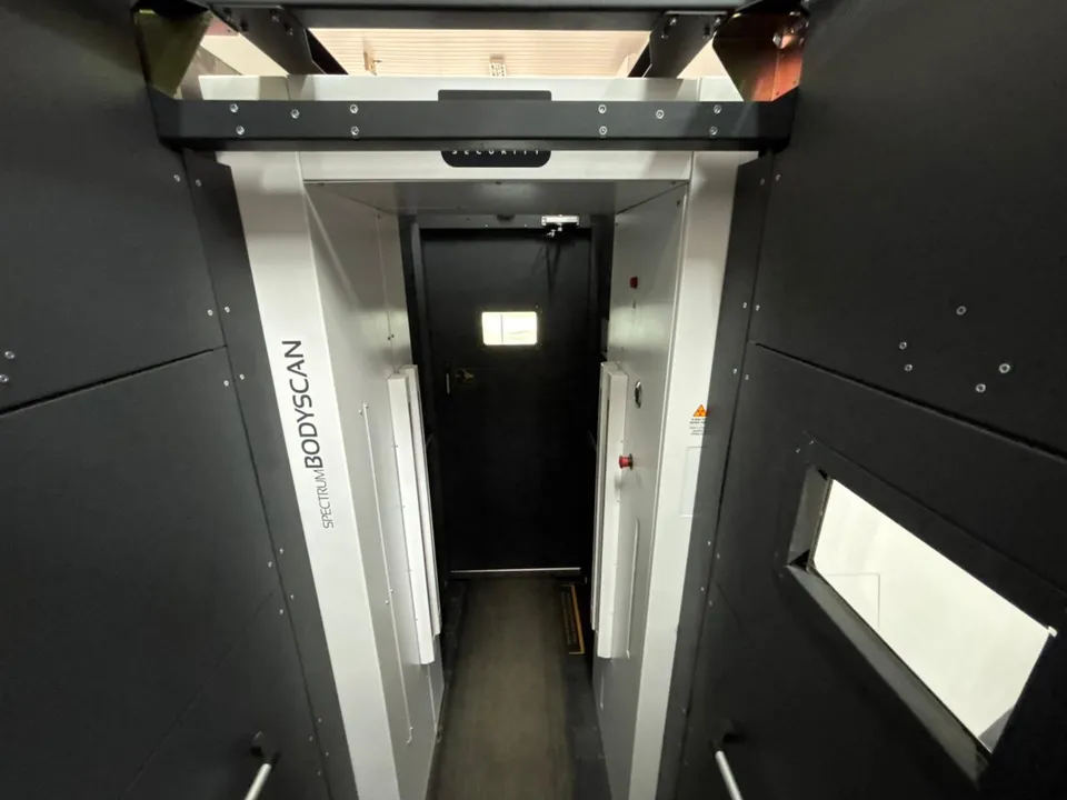 Imagem ilustrativa da imagem BodyScan apreende mais de 5 kg de drogas e flagra 91 visitantes