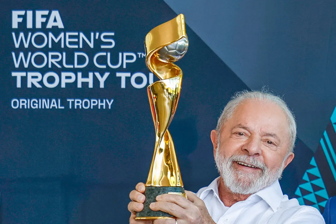 Presidente Lula com taça da Copa do Mundo Feminina, que acontece no Brasil em 2027