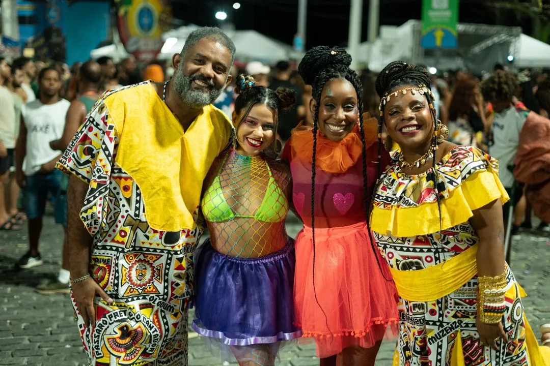 Filme de comédia romântica acompanha um amor que nasce na festa nos anos 90