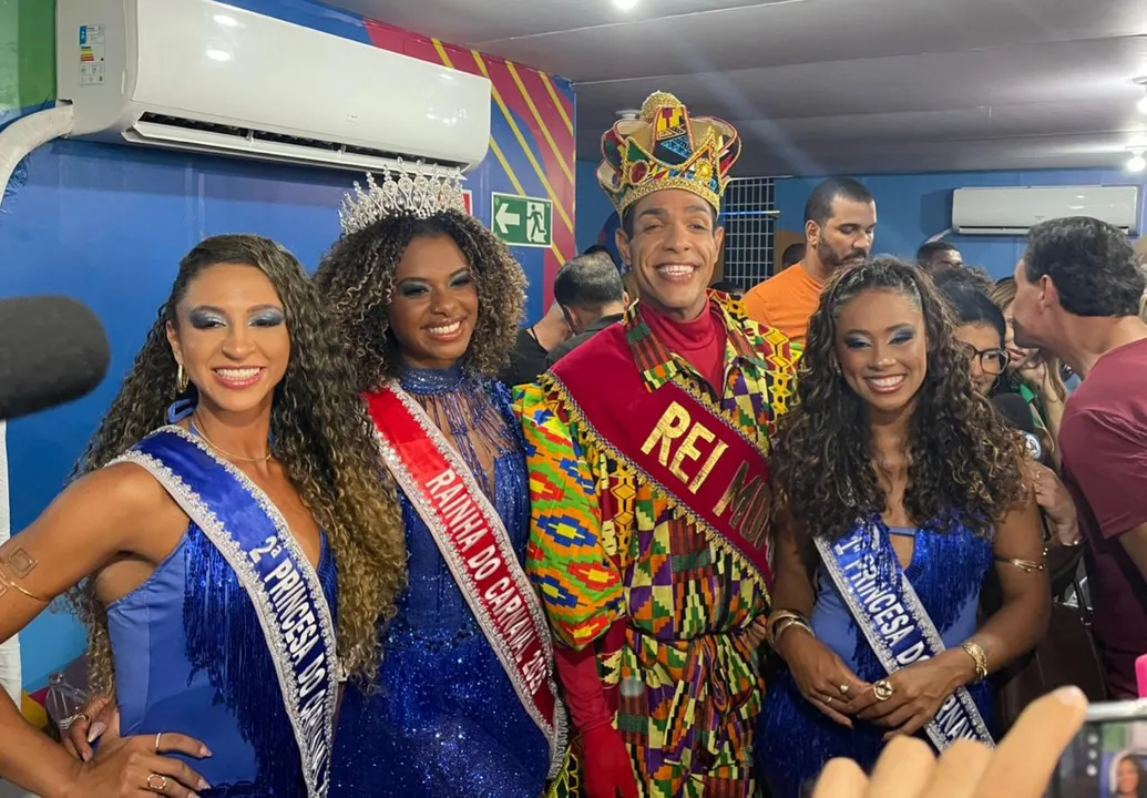 Rei, rainha e princesas participam da abertura do Carnaval