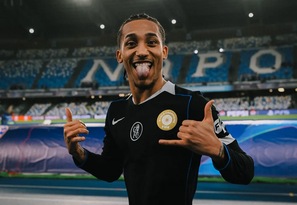 João Pedro comemorando gol