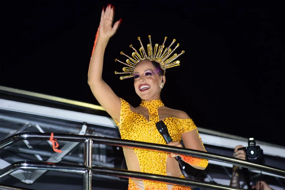 Carla Cristina em desfile no trio elétrico do Carnaval de Salvador