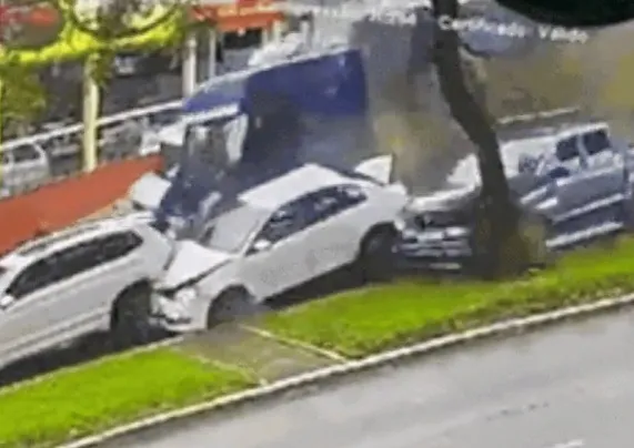 Imagem ilustrativa da imagem Carreta desgovernada atinge vários veículos; dez pessoas ficam feridas