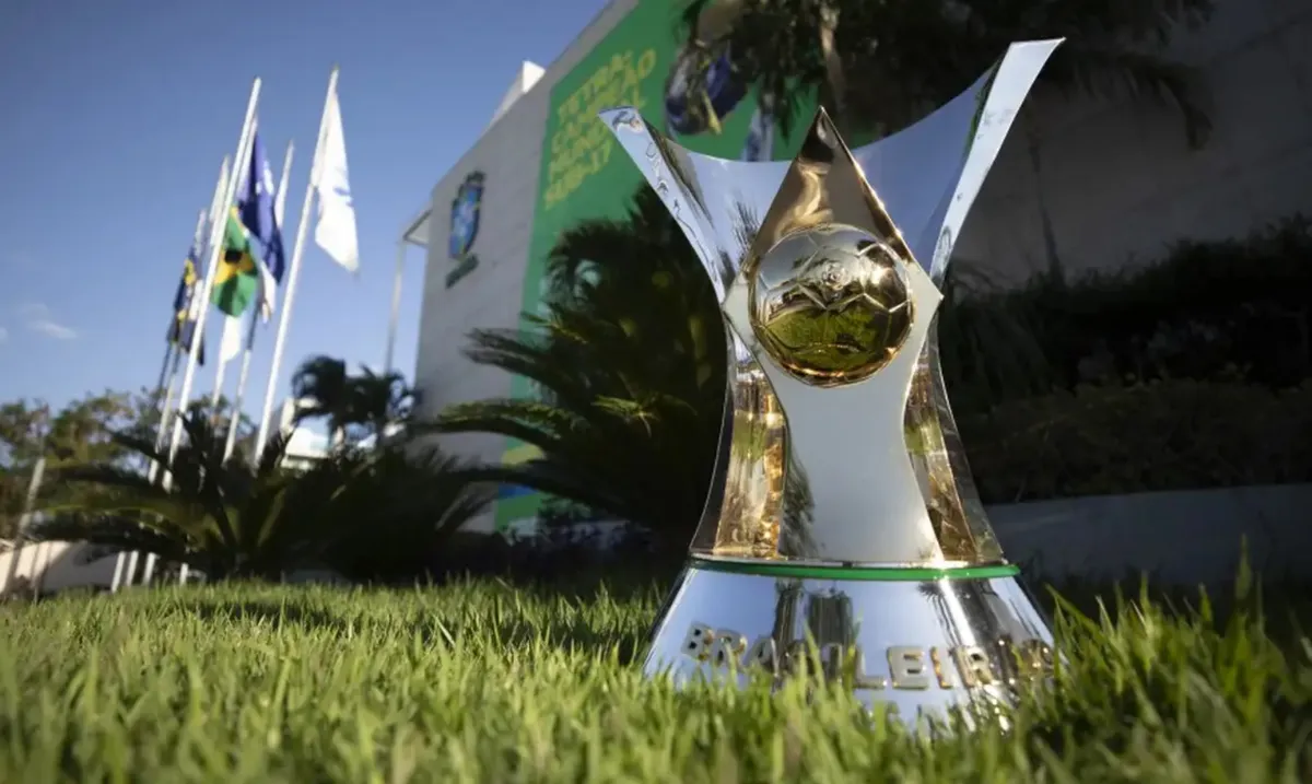 Troféu do Campeonato Brasileiro na frente da sede da CBF