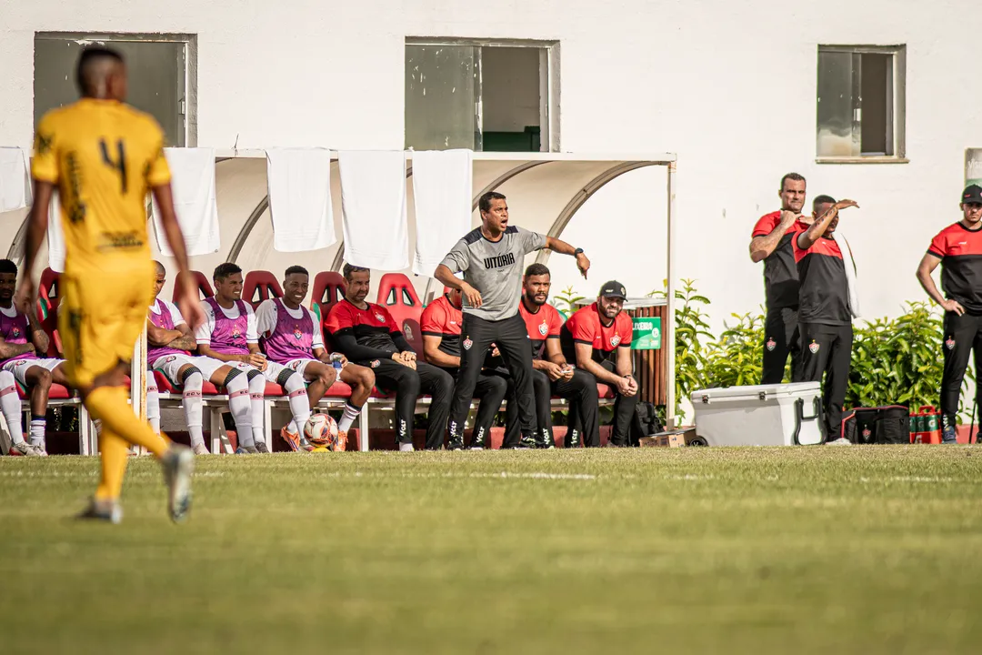 Rodrigo Chagas à beira do gramado