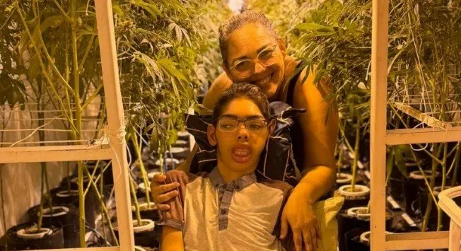 Em 2015, ela lutava pela sobrevivência do filho, à época com 12 anos