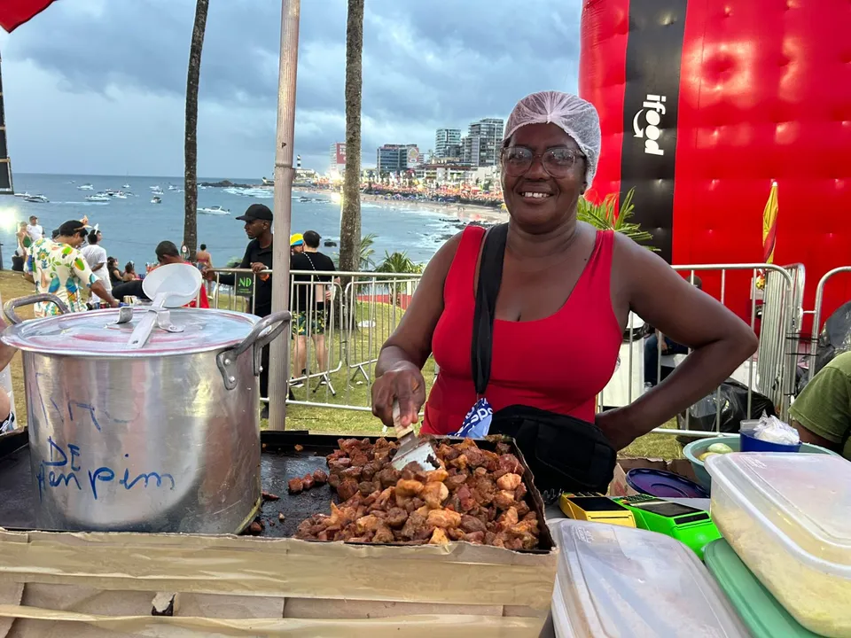 Neuza de Sousa, de 56 anos, está há mais de 20 carnavais trabalhando na rua