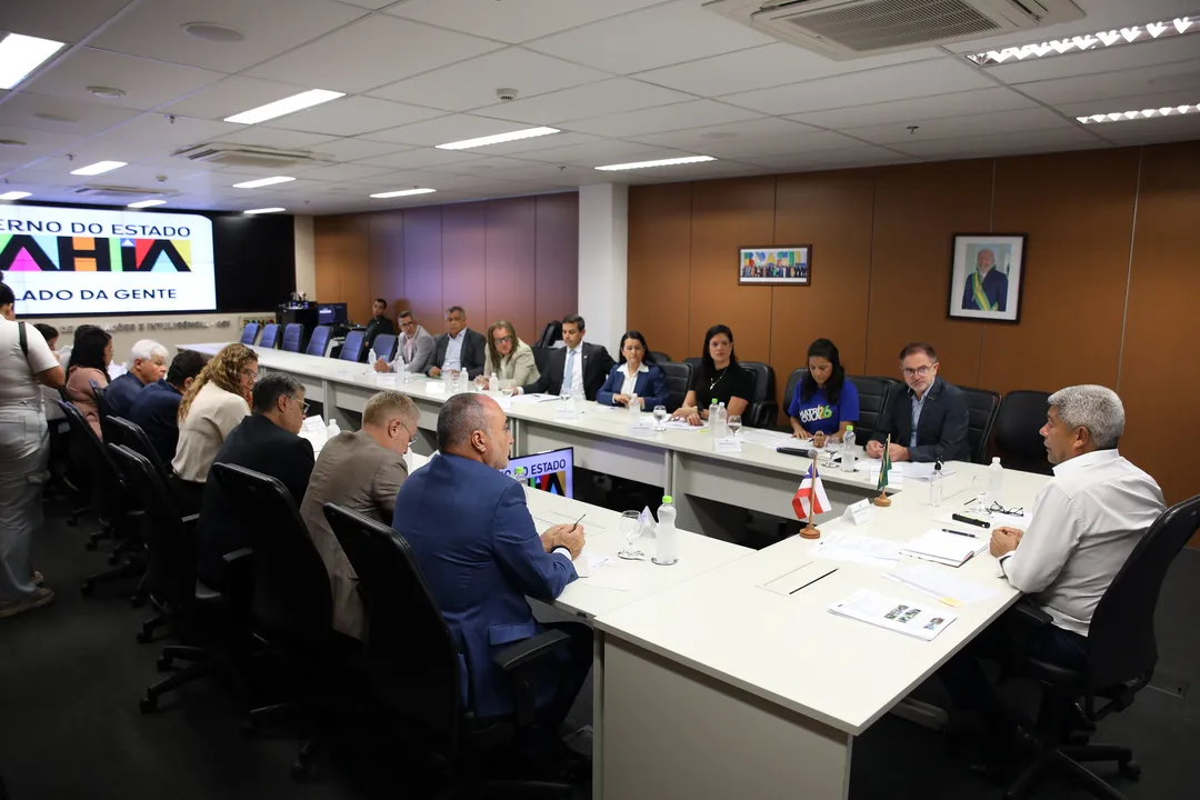 Governador da Bahia em reunião com secretarias