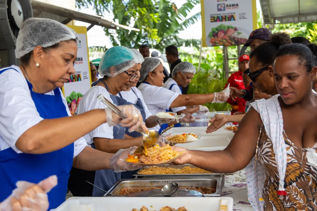 Cozinhas comunitárias fornecem refeições gratuitas a pessoas em situação de vulnerabilidade.
