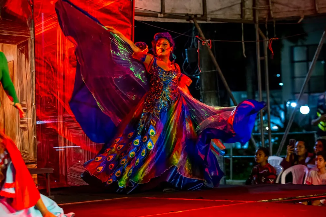 Espetáculo de cordel com drag queens faz temporada de verão aos domingos