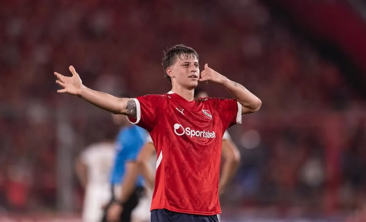 Diego Tarzia comemorando gol pelo Independiente