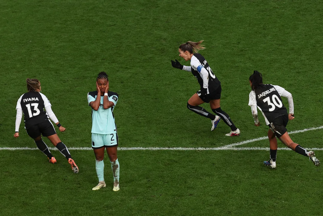Gabi Zanotti marca gol pelo Corinthians contra o Gotham FC na semifinal do Mundial de Clubes Feminino