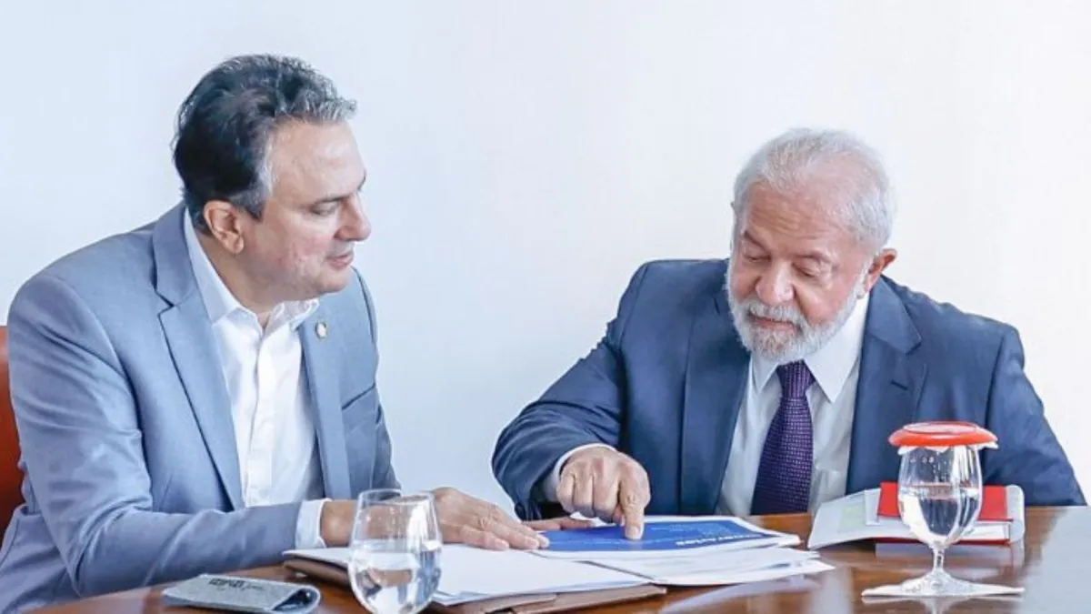 Lula ao lado do ministro Camilo Santana