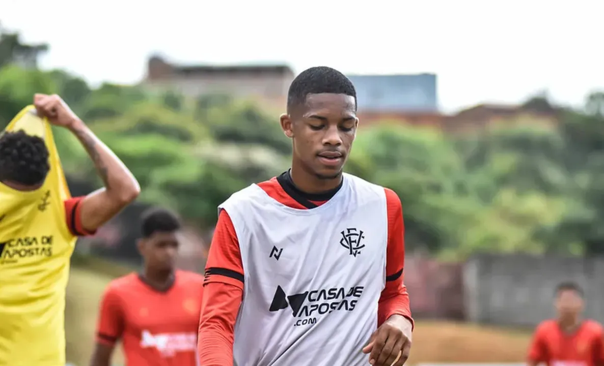 Pedrinho em treinamento pelo Vitória