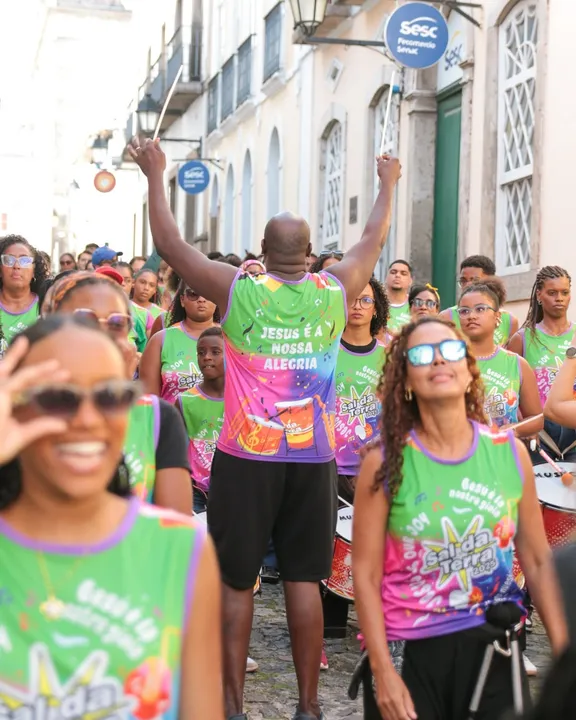 Bloco evangélico mistura samba-reggae e louvor