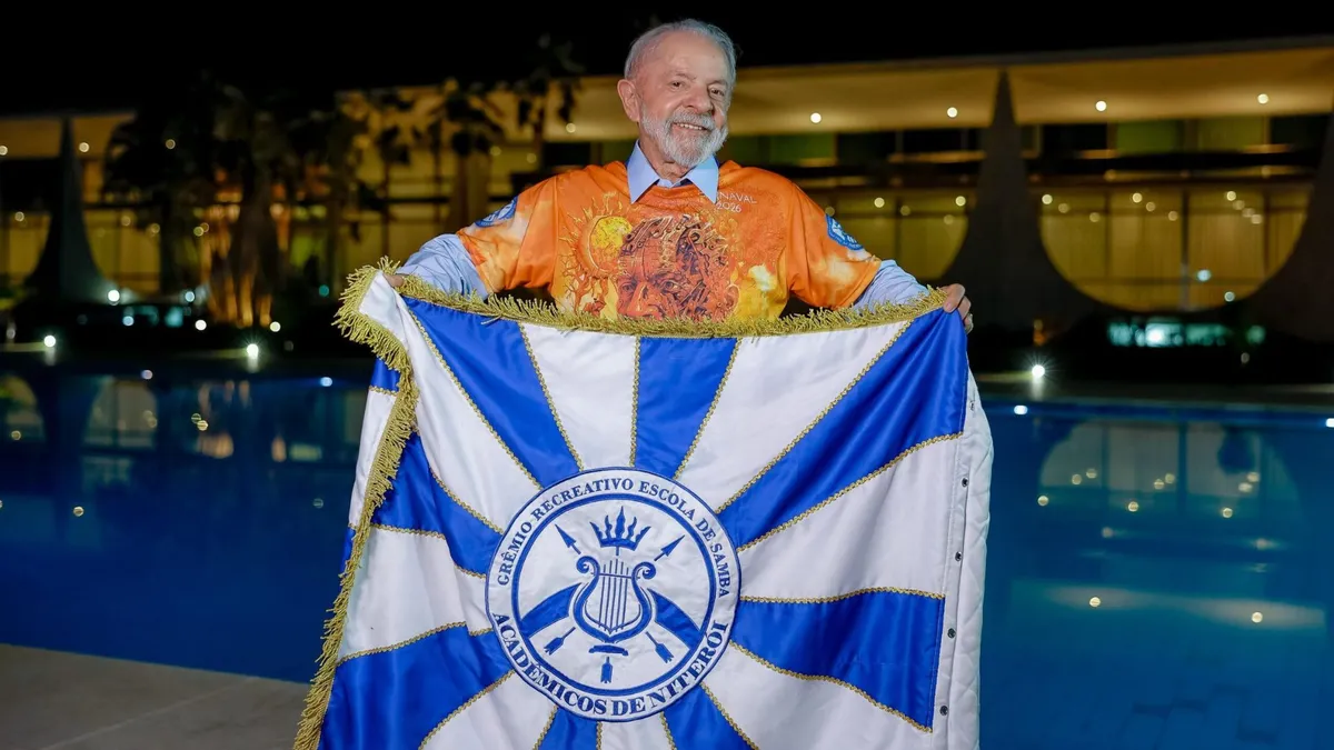 Lula com bandeira da Acadêmicos de Niterói