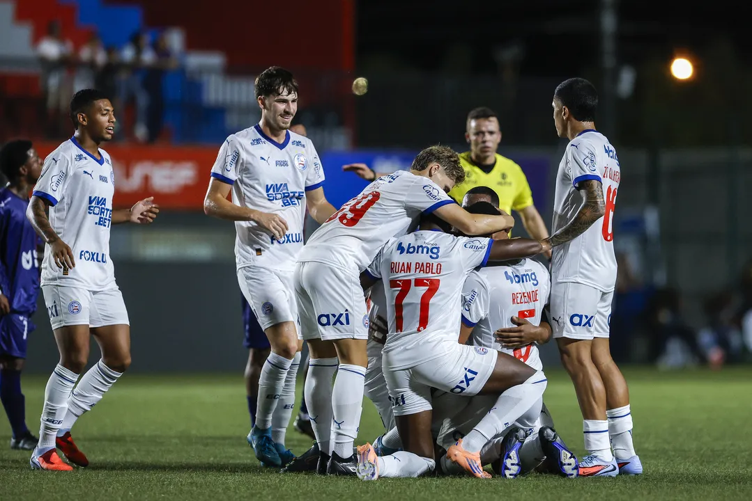 Jogadores do Bahia comemoram gol