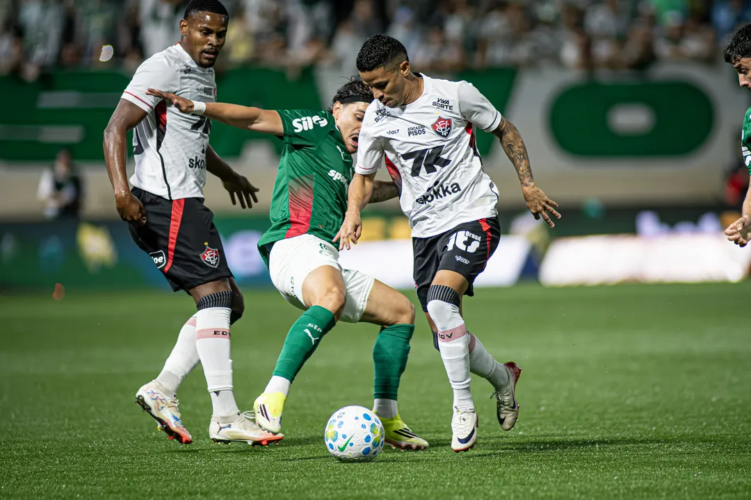 Nathan Mendes e Erick disputam jogada com Maurício, do Palmeiras