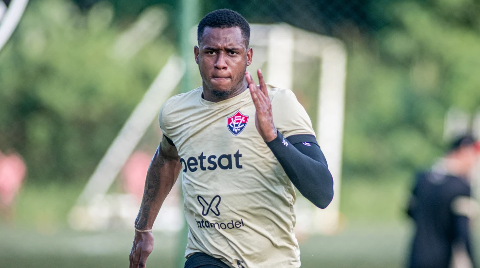 Dudu em treinamento pelo Vitória