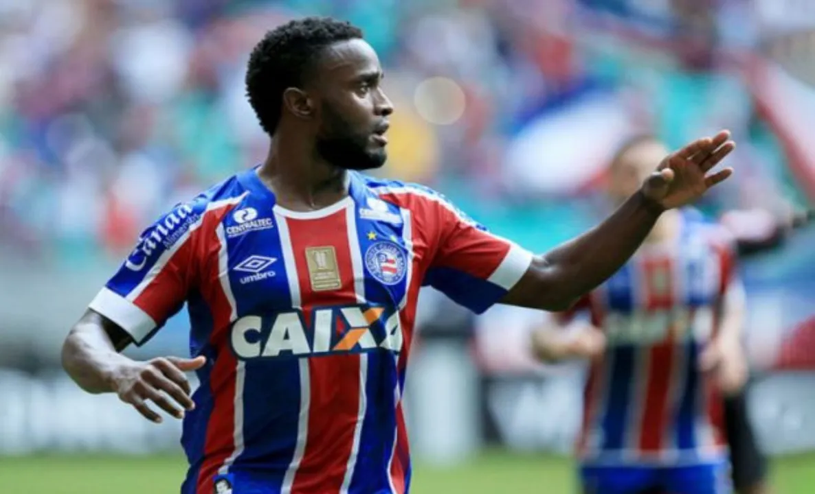 Stiven Mendonza em campo pelo Bahia, em 2017