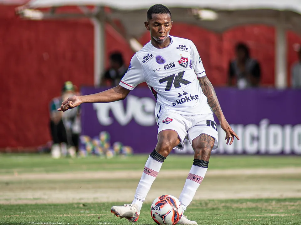 Edenilson, volante e zagueiro do Vitória