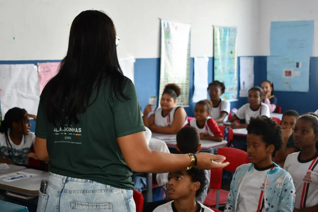 Professora da rede municipal de Alagoinhas em sala de aula