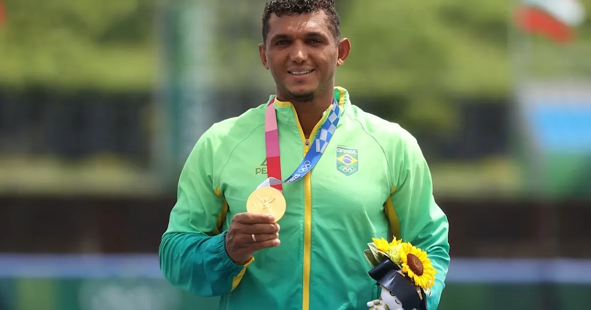 Isaquias Queiroz conquistou a medalha de ouro na canoagem nos Jogos Olímpicos de 2020