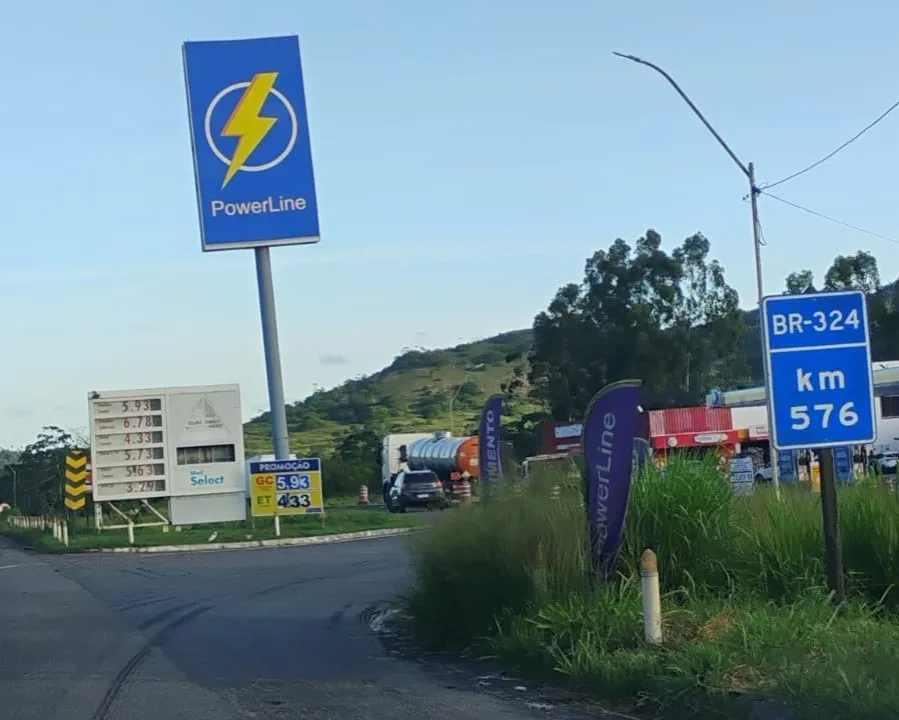 Posto Powerline às margens da BR 324, trecho de São Sebastião do Passé.