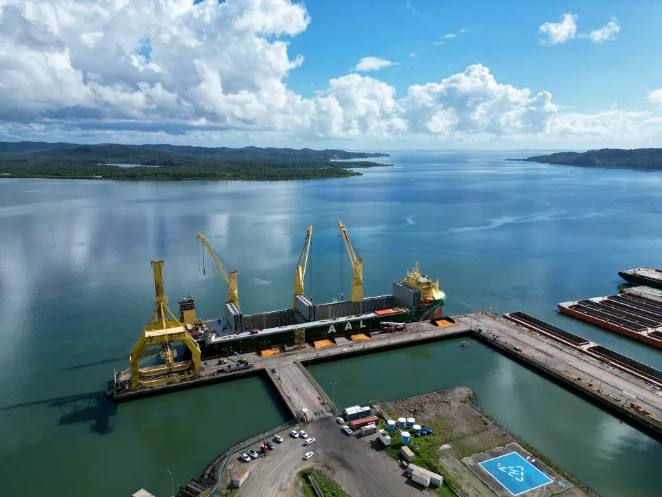 Governo da Bahia realiza visita ao Estaleiro Enseada para acompanhar o carregamento do primeiro lote de barcaças