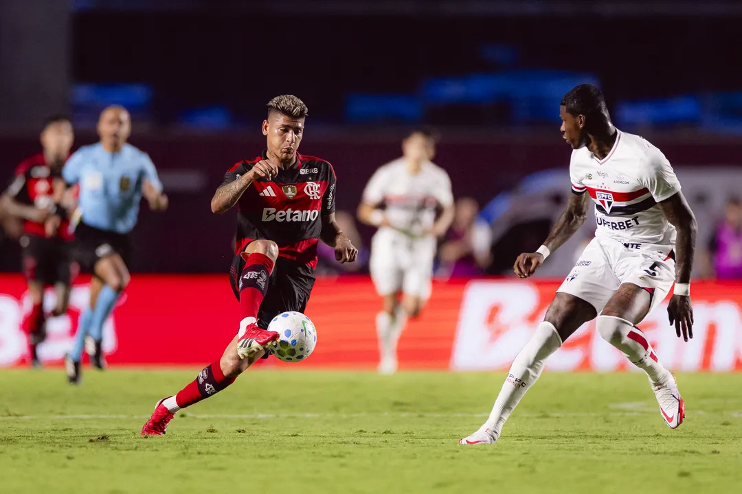 Carrascal, do Flamengo, e Arboleda, do São Paulo, em jogo do Brasileirão