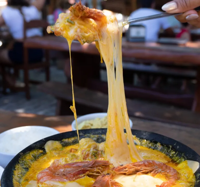 Moqueca de camarão com queijo, do restaurante Sombra da Mangueira