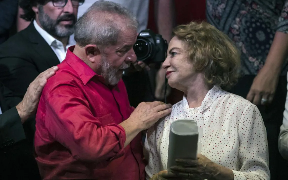 Lula e Marisa Letícia durante reunião organizada por movimentos sociais, sindicatos e partidos