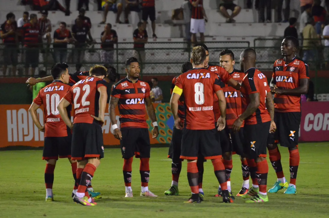 Vitória 3x1 Coritiba pelo Brasileirão de 2016, quando Kanu e Marinho jogaram juntos