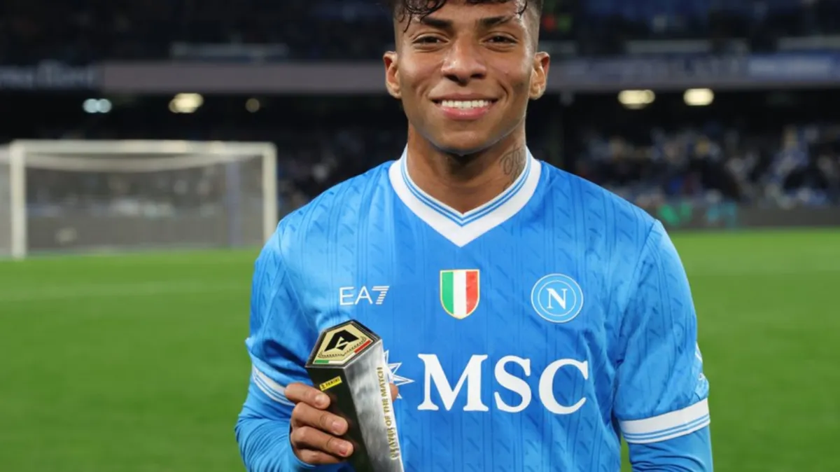 Alisson Santos eleito melhor da partida pelo Napoli