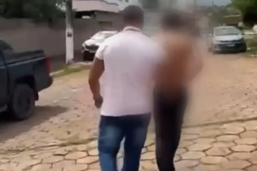Homem tentou fugir durante a abordagem, mas foi contido e levado à delegacia