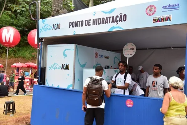 Imagem ilustrativa da imagem Foliões terão água gratuita no Carnaval de Salvador; saiba onde ficam os pontos de hidratação