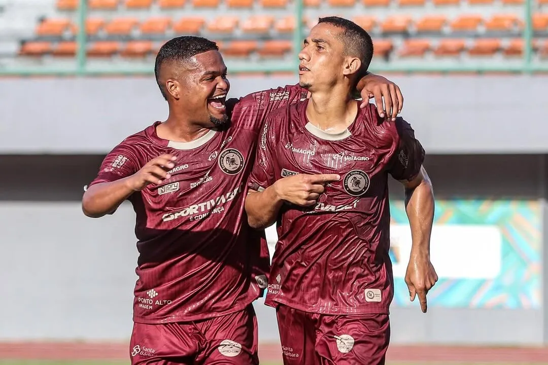 Thiaguinho comeomorando gol pela Jacuipense
