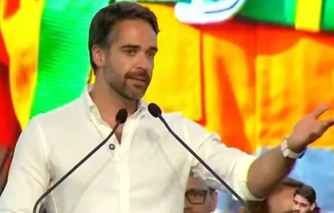 Eduardo Leite foi vaiado em evento com Lula e reagiu.