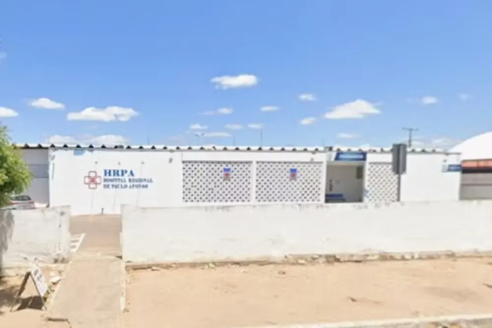 Suspeito entrou na unidade usando capacete e efetuou os disparo