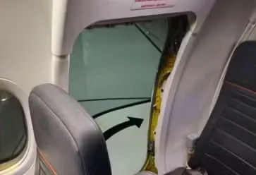 Imagem ilustrativa da imagem Homem é retirado de avião após quebrar saída de emergência