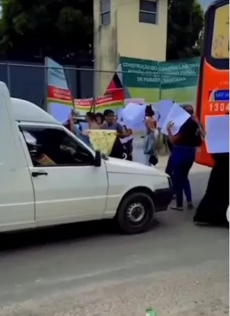 Imagem ilustrativa da imagem Homem invade protesto e atira em frente ao presídio de Feira
