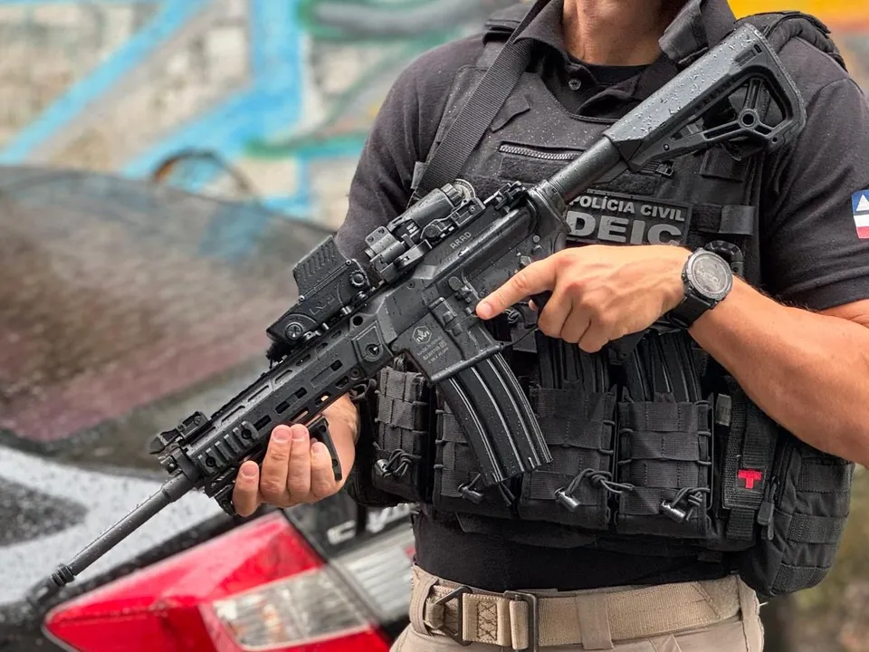 Polícia Civil cumpre um mandado de busca e apreensão em um imóvel da Pituba