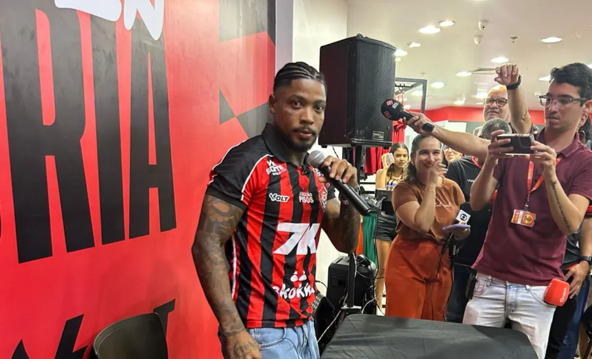 Imagem ilustrativa da imagem Ídolo? Marinho surpreende em apresentação no Vitória: "Falta muito"