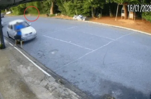 Imagem ilustrativa da imagem Idosa é atropelada por motorista nu e bêbado; veja vídeo