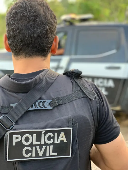 Homem escondeu corpo debaixo de sofá