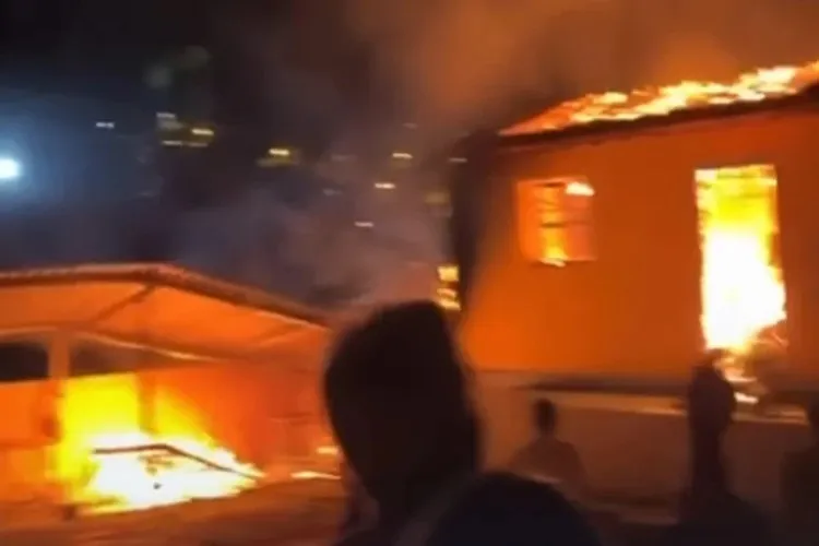 Chamas atingiram imóvel e área próximo à Praça da Matriz